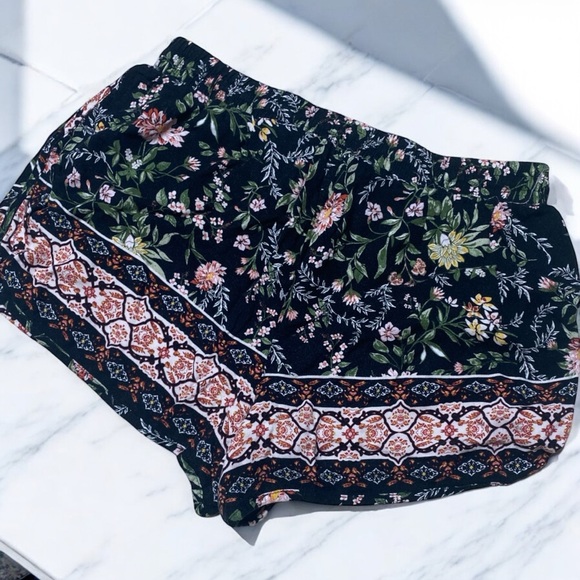 3/$15 Pink Republic Black Floral Flowy Shorts - Picture 2 of 5